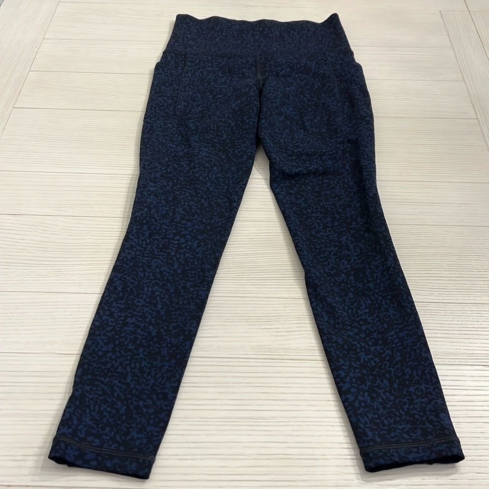 Athleta cropped high waisted leggings. Black and blue pattern. Size XS. EUC
